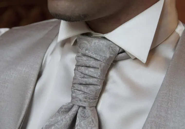 Jakie są modne krawaty? Odkryj najnowsze trendy i kolory