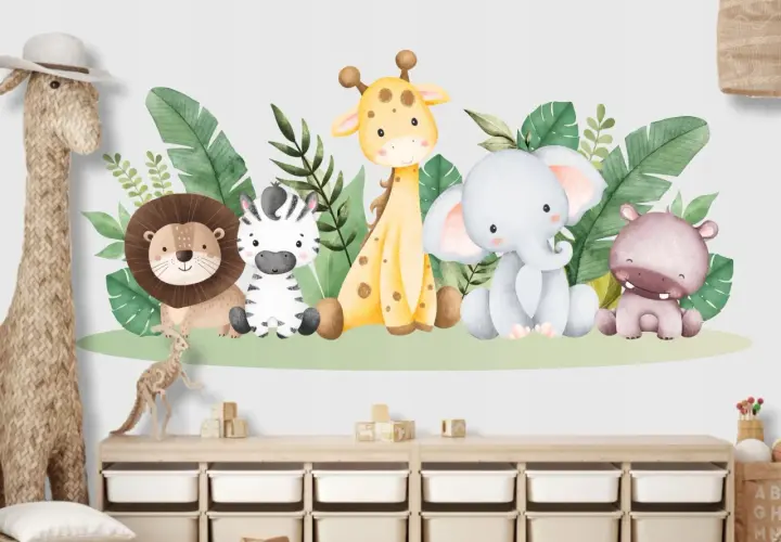 Urocze naklejki na ścianę safari: lew, zebra, żyrafa, słoń i hipopotam wśród liści.