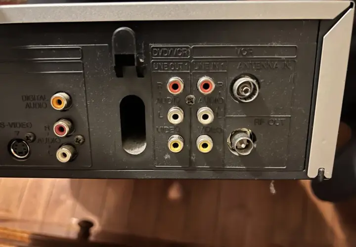 Złącza DVD/VCR, wejścia i wyjścia audio/wideo, antena i RF OUT na tylnym panelu urządzenia.