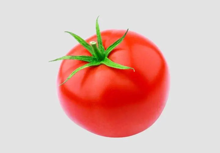 Soczysty, czerwony pomidor dla niemowlaka, gotowy do podania.