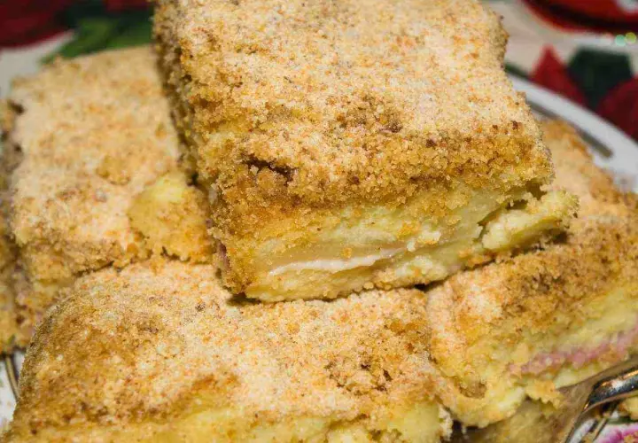 Fette di gattò di patate dorato e croccante, un classico della cucina casalinga, pronto per essere gustato.