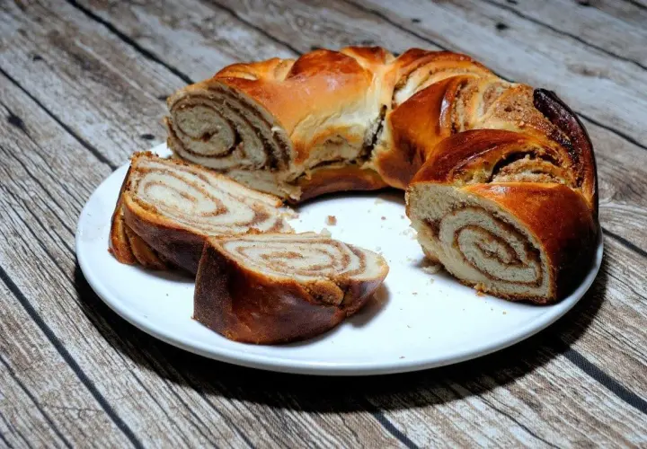 Pyszna strucla z kakao, upieczona w kształcie warkocza, z widocznymi spiralnymi nadzieniami.