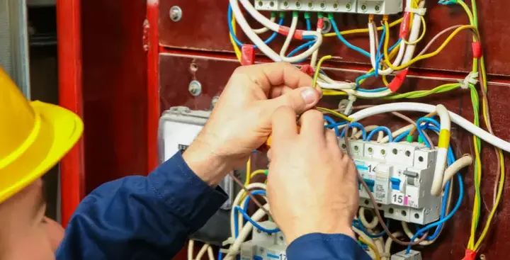Czy elektryk to dobry zawód? Poznaj zalety i wyzwania tej kariery