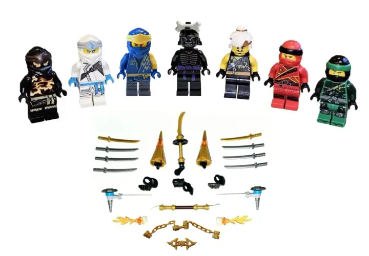 Sechs bunte Ninjago Charaktere stehen bereit, mit ihren Waffen für den Kampf.