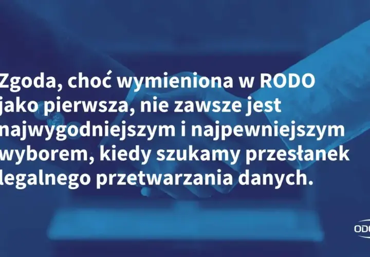 Dwie dłonie ściskają się, symbolizując umowę. Tekst informuje, że zgoda na przetwarzanie danych osobowych, choć kluczowa w RODO, nie zawsze jest najłatwiejszym rozwiązaniem.