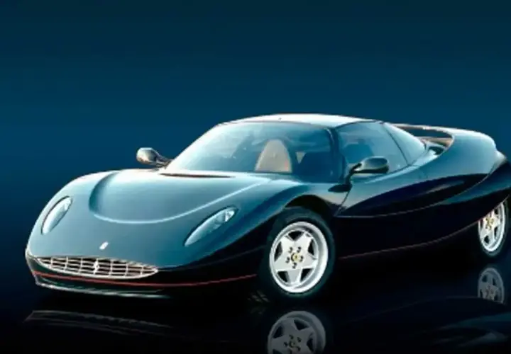 Czarny, sportowy samochód Ferrari z lat 90. z charakterystycznym grillem i opływową sylwetką. To rzadki model, który zapowiadał przyszłe LaFerrari.