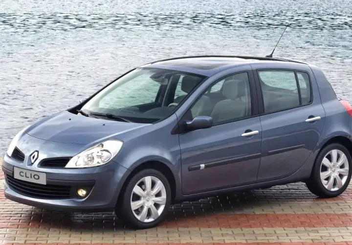 Niebieski Renault Clio 3 na tle wody, z widocznym rozmiarem opon.