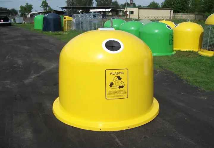 Żółty pojemnik: Co wrzucać? Segreguj plastik i metal bez błędów!