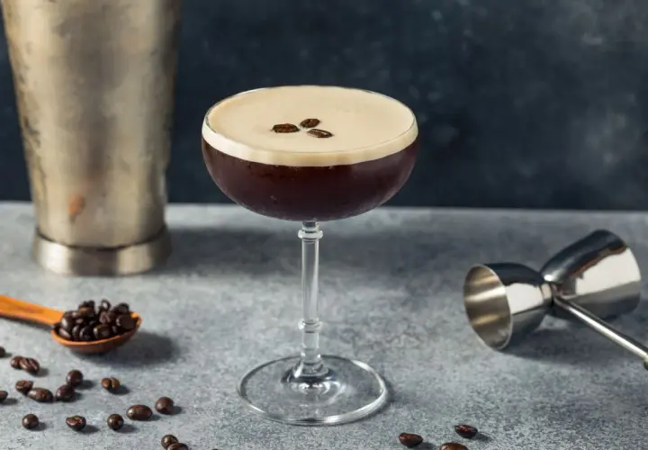 Drinki z kawą: Zrób kultowe Espresso Martini i inne hity w domu