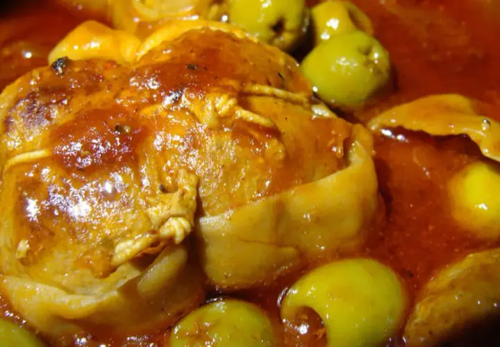 Paupiettes de veau en sauce, baignant dans un jus savoureux avec des olives vertes. La cuisson mijotée promet un plat tendre et parfumé.