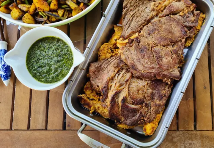 Basse côte marinée pour barbecue, servie avec une sauce verte et des pommes de terre rôties. Un délice !