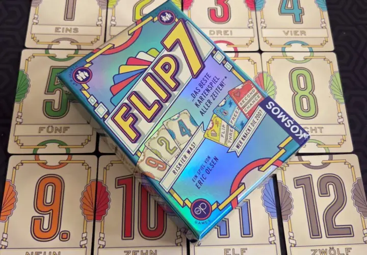 Das bunte Kartenspiel "Flip 7" liegt auf Karten mit Zahlen von eins bis zwölf. Ein tolles Party-Spiel für alle!