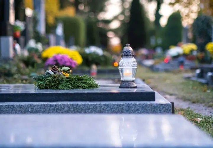 Jak zabezpieczyć kwiaty na cmentarzu przed kradzieżą i uniknąć straty