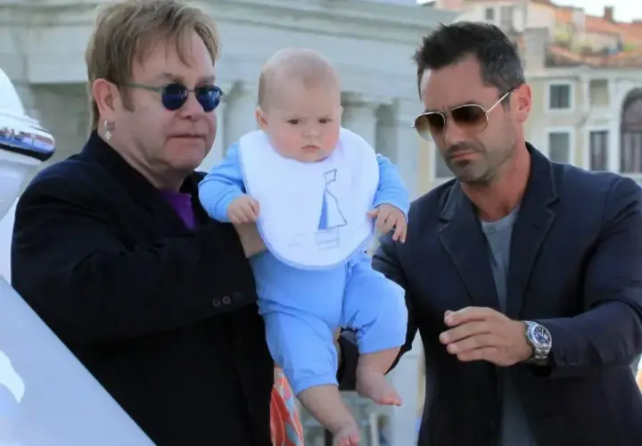 Elton John z dziećmi, w tym z synem Zacharym, podczas rodzinnego spaceru.