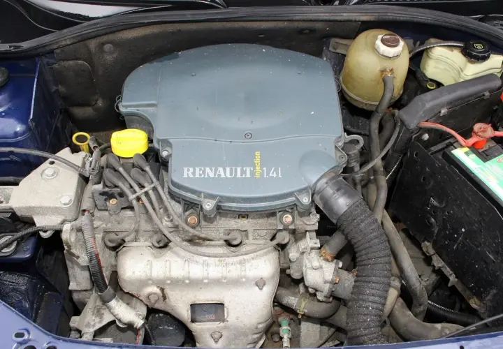 Silnik Renault Thalia 1.4 Injection, widok z góry. Widać akumulator, zbiorniczek płynu chłodniczego i elementy osprzętu.