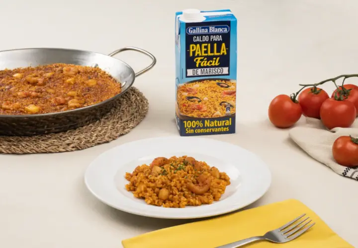Paella de marisco lista para servir, con un caldo para paella fácil de Gallina Blanca. Una deliciosa arroz a banda receta.