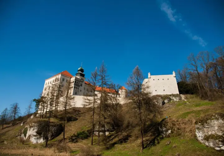 Zamek na skale, idealne z fajnych miejsc w Małopolsce na weekend. Piękny widok i historia.