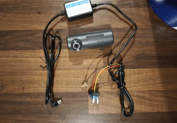 Zestaw 70mai hardwire kit jak podłączyć: wideorejestrator, moduł zasilania i bezpieczniki.