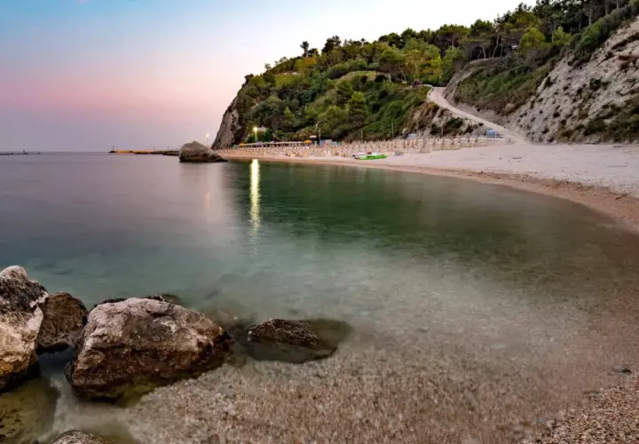 Spiaggia delle Marche al tramonto, un luogo incantevole dove andare per rilassarsi.