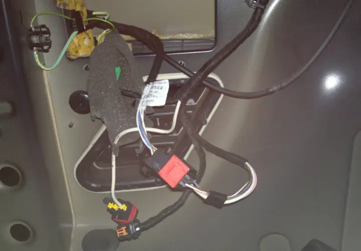 Podłączenie wiązki elektrycznej haka Peugeot Partner - uniknij problemów z instalacją