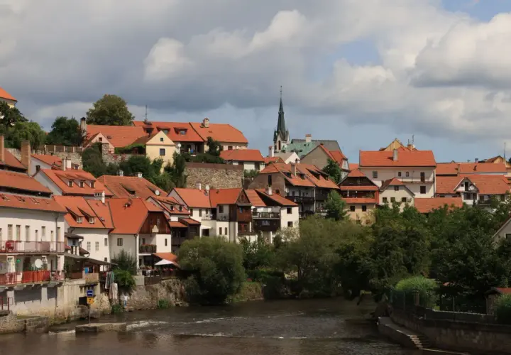 Malownicze miasteczko z czerwonymi dachami nad rzeką, idealne na wycieczki objazdowe z Krakowa.