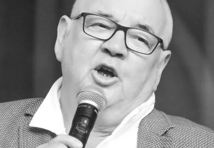 Stanisław Soyka śpiewa, trzymając mikrofon. Jego przeboje, ułożone alfabetycznie, brzmią jak zawsze wspaniale.