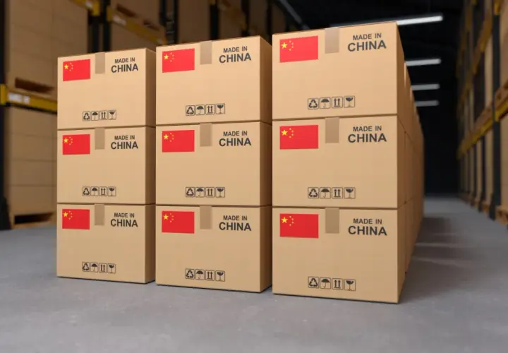 Paczki z Chin piętrzą się w magazynie, gotowe do wysyłki. Każde pudełko z chińską flagą i napisem "Made in China" czeka na swoją podróż.