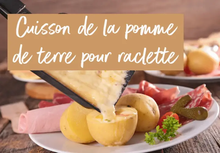 Une spatule verse du fromage fondu sur des pommes de terre pour raclette. Accompagné de charcuterie et de cornichons.