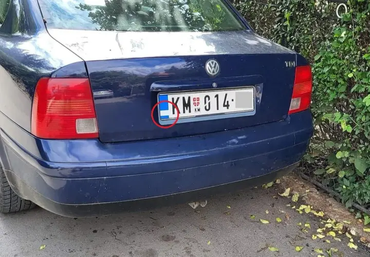 Niebieski Volkswagen z tablicą rejestracyjną KM 014. Widać fragment z niebiesko-białym oznaczeniem, typowym dla fzi rejestracja.