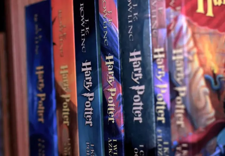 Grzbietami książek z serii Harry Potter, które pozwalają zgłębić, ile Harry Potter ma lat w każdej z części.