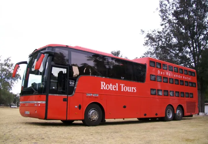 Czerwony, dwupiętrowy autobus Rotel Tours, znany jako "Das Rollende Hotel". To mobilny hotel, który zabiera podróżnych w niezwykłe miejsca.