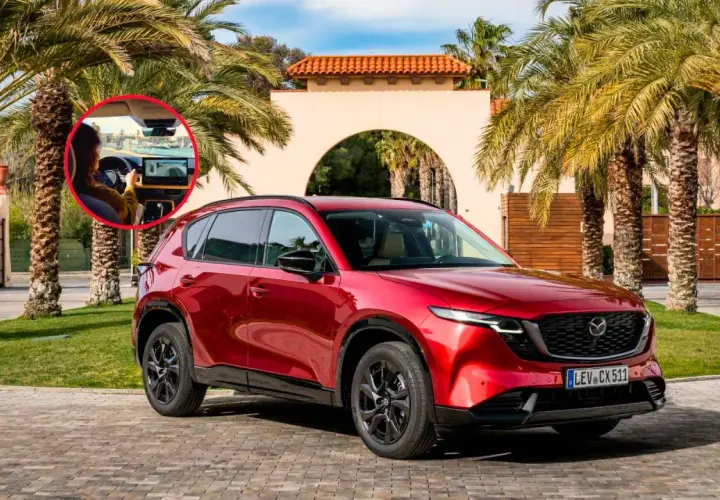 Un rojo Mazda CX-5 listo para la aventura. En el interior, una mujer disfruta de la tecnología. ¡Una prueba de manejo inolvidable!