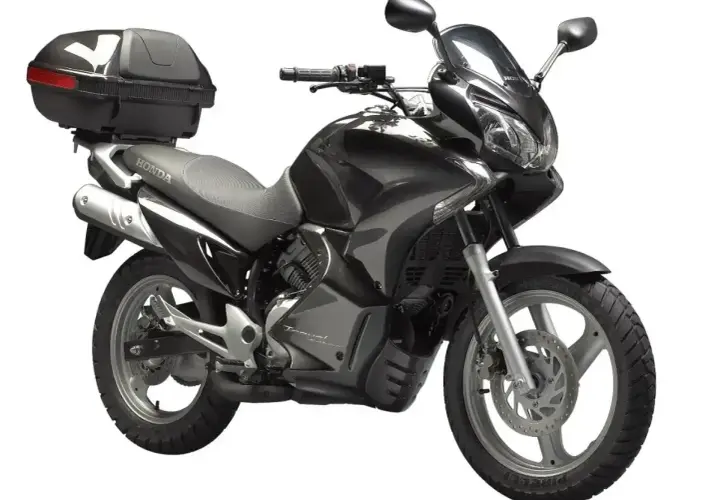 Czarny motocykl Honda Varadero 125 z kufrem. Odblokowanie mocy silnika to klucz do pełnego potencjału tej maszyny.
