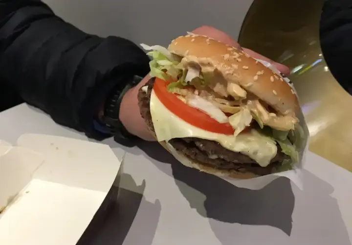 Podwójny burger z serem, sałatą i pomidorem. Zastanawiasz się, ile kosztuje McRoyal?