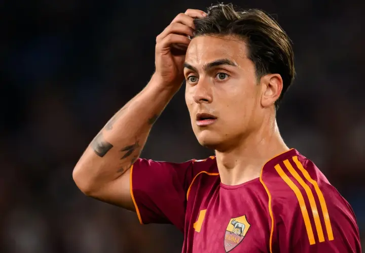 Piłkarz AS Roma, Paulo Dybala, z tatuażami na ramieniu, w koszulce klubowej. Jego transfer do Romy był gorącym tematem.