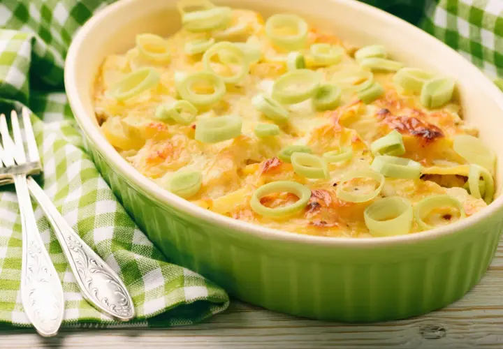Herzhafte Kartoffel-Lauch-Auflauf-Rezepte: goldbraun überbacken, garniert mit Lauchringen. Perfekt für ein gemütliches Essen.