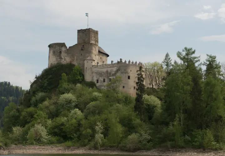 Zamek w Czorsztynie, malowniczo położony na wzgórzu, to jedna z głównych atrakcji regionu. Otoczony zielenią, z widokiem na jezioro, zaprasza do odkrywania historii.