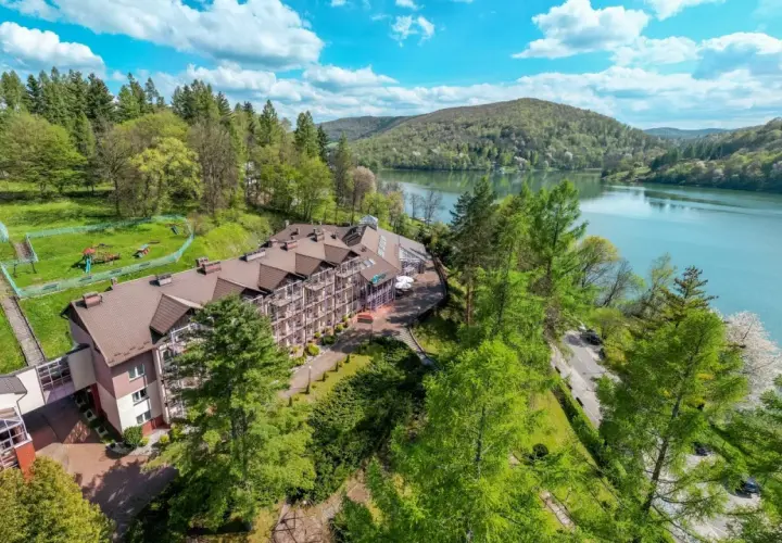 Malowniczy hotel Bieszczady z basenem, otoczony zielenią i jeziorem, zaprasza na relaks.
