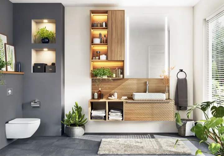 Modernes Badezimmer mit Hänge-WC, Waschtisch und vielen grünen badezimmer pflanzen, die für Frische sorgen.