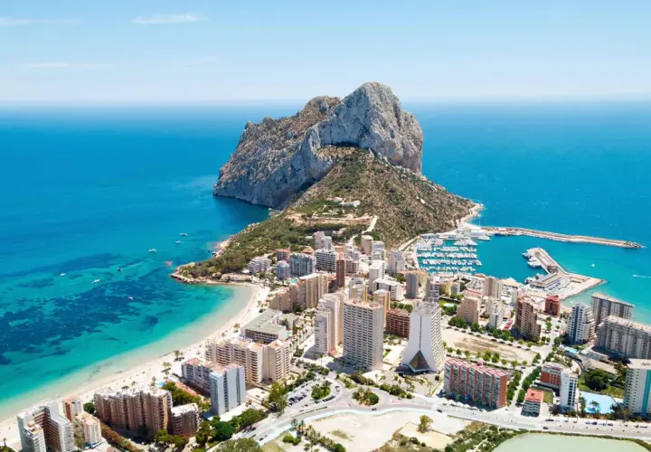 Costa Blanca con el Peñón de Ifach. Busca ofertas de hoteles de última hora para disfrutar de este paraíso.