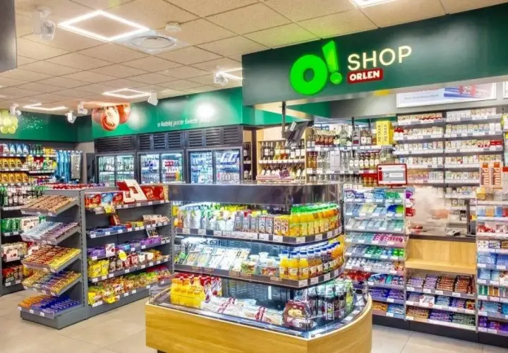 Sklep ORLEN oferuje szeroki wybór produktów: napoje, słodycze, przekąski i inne.