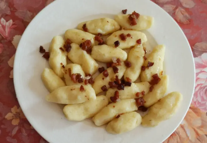 Kopytka z boczkiem, jak u babci! To ciasto na kopytka przepis babci, które zawsze smakuje wyśmienicie.