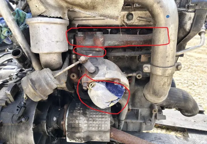 Uszkodzony wąż turbiny objawy: rdza na kolektorze wydechowym i luźne mocowanie turbosprężarki.