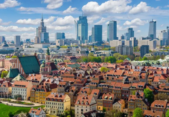 Widok na warszawską Starówkę i nowoczesne wieżowce, symbolizujące połączenie historii z rozwojem jednych z największych polskich miast.