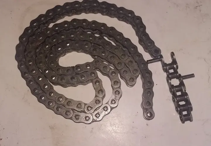 Jak rozpiąć łańcuch motocyklowy? Spinka czy zakuwka pełny poradnik