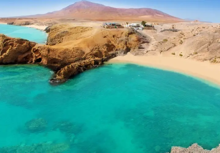 Aguas turquesas y arena dorada en Lanzarote. ¡Aprovecha nuestras ofertas de viajes a Lanzarote todo incluido 2x1!