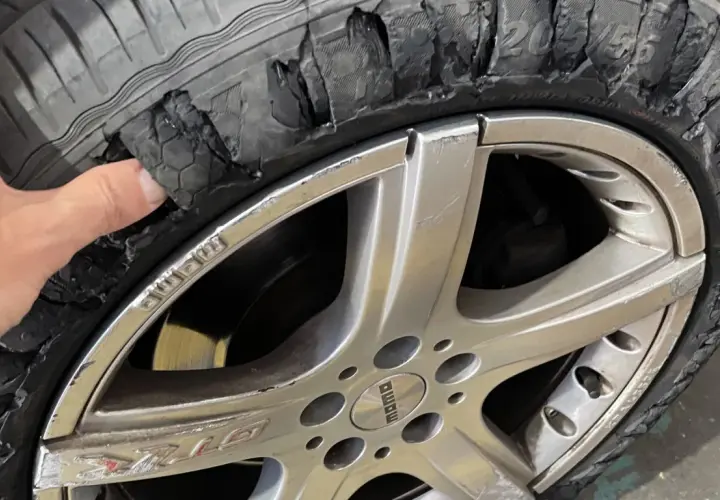 Neumático destrozado, con la goma desgarrada y expuesta. Si se pincha una rueda hay que cambiar las dos para evitar accidentes.
