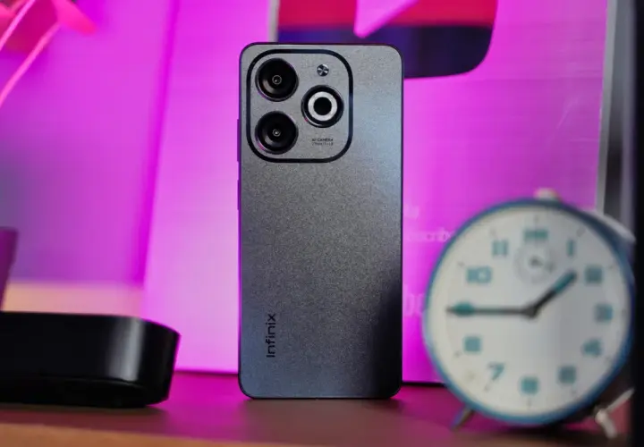 Szary smartfon Infinix z potrójnym aparatem. Czy to firma dla Ciebie?