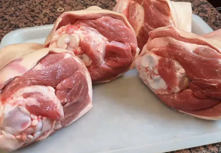 Jak podgrzać golonkę z Biedronki w piekarniku, aby była soczysta?