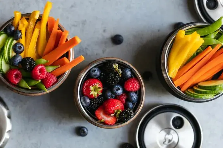 Niskokaloryczne przekąski: 100 kcal pomysłów, które pokochasz